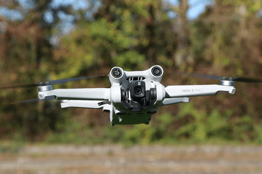 Die Kamera der DJI Mini 3 Pro ist senkrecht ausgerichtet und kann Fotos und Videos im Hochformat machen.